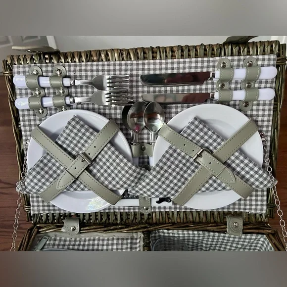 Picnic Basket for 4 People. Complete with Built-in Insulated Compartment - Picture 6 of 13